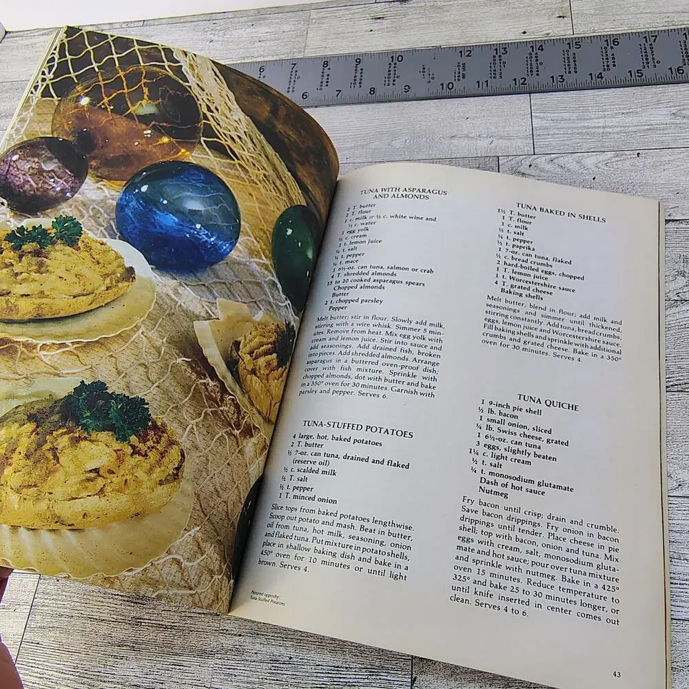 Fish and Seafood Cookbook‎ Patricia Hansen 1979 Ideals Softcover